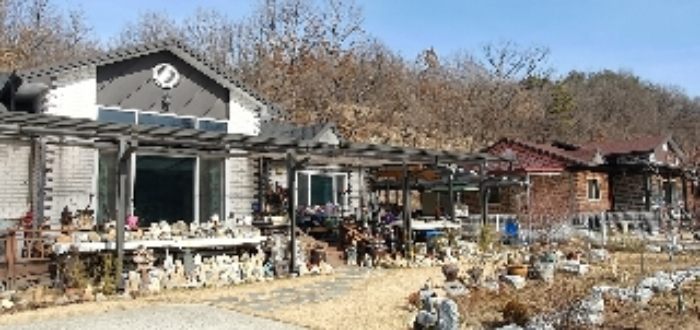 영동의 전원주택. 마당에 조경석과 차양 구조물이 있다